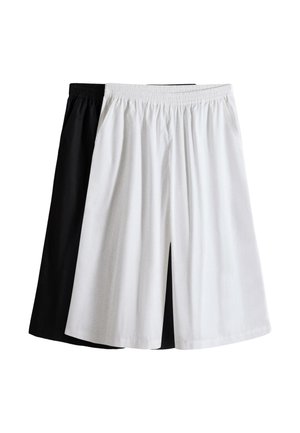 Deux paires de shorts à taille élastique, un blanc et un noir, superposées avec la paire blanche devant.
