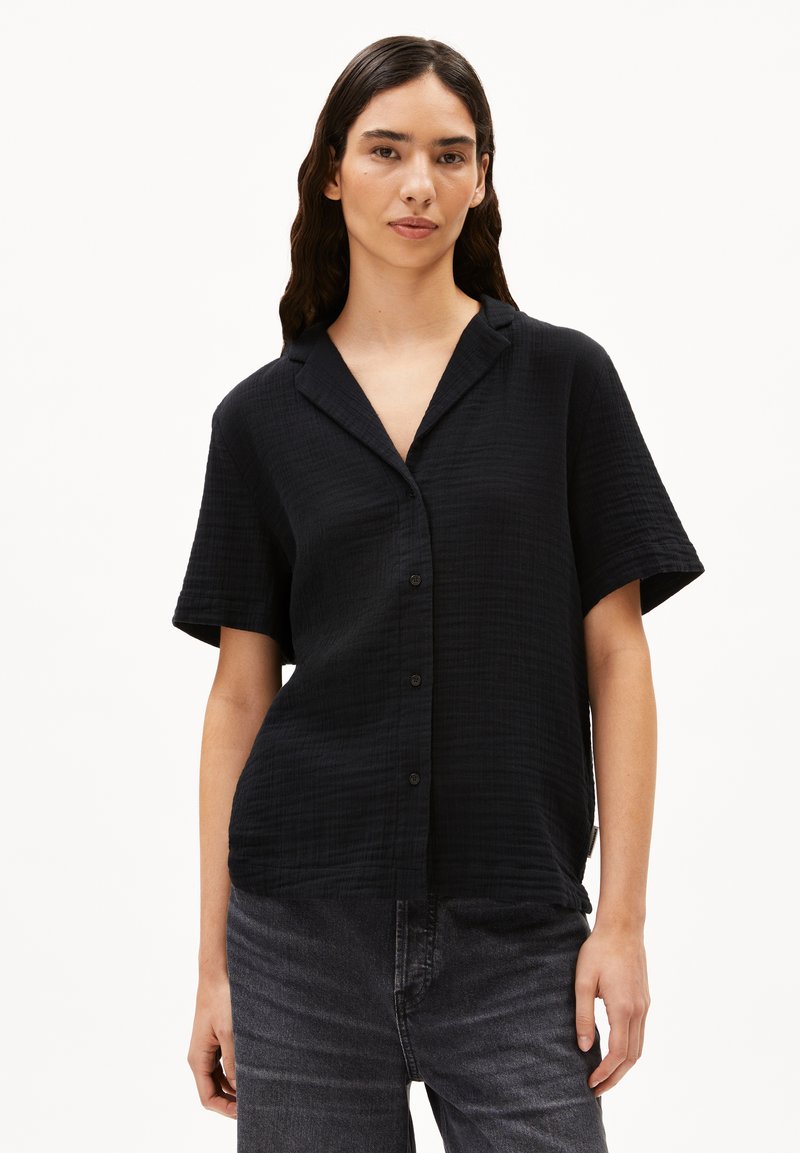 Zwarte korte mouwen overhemd met knopen, gemaakt van textuurstof, met een comfortabele pasvorm, kraag en subtiele patroon details.