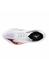 Scarpa sportiva bianca con tomaia in rete, dettagli rossi e neri, forma slanciata e suola testurizzata. Presenta un marchio a contrasto sulla soletta nera.
