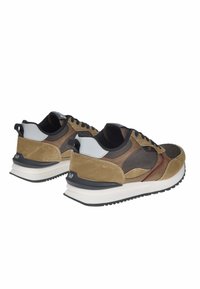 Sneakers in suede marrone e rete con accenti neri, dettaglio bianco sul tallone e chiusura con lacci. Presentano una suola rigata e il marchio sul tallone.
