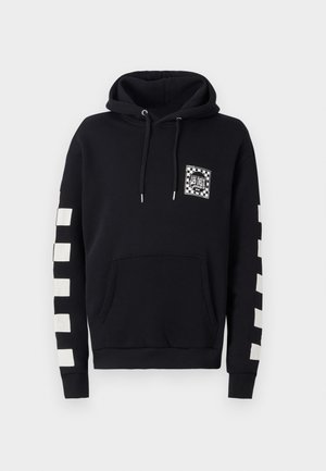 Schwarzer Kapuzenpullover aus Baumwolle. Mit einer Fronttasche, einem Schachbrettgrafik auf der Brust und weißen Quadraten an den Ärmeln.