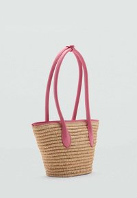 Vævet stråtasker i en sammenløbende form med pink kunstlæderhåndtag, der har en glat overflade og åben topdesign.