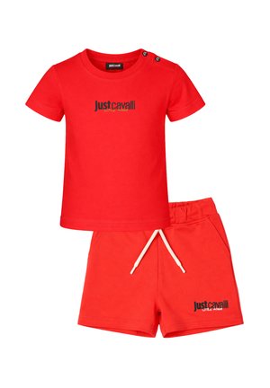 Maglietta rossa a maniche corte con spalla abbottonata e pantaloncini coordinati con coulisse, entrambi con il logo "Just Cavalli Little Rogue".