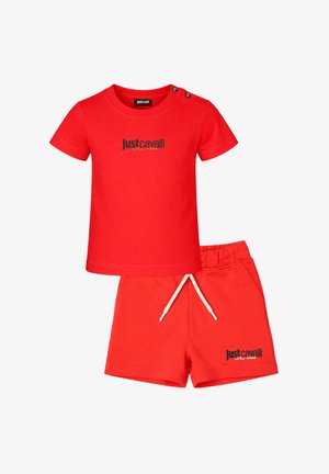 Maglietta rossa a maniche corte con spalla abbottonata e pantaloncini coordinati con coulisse, entrambi con il logo "Just Cavalli Little Rogue".