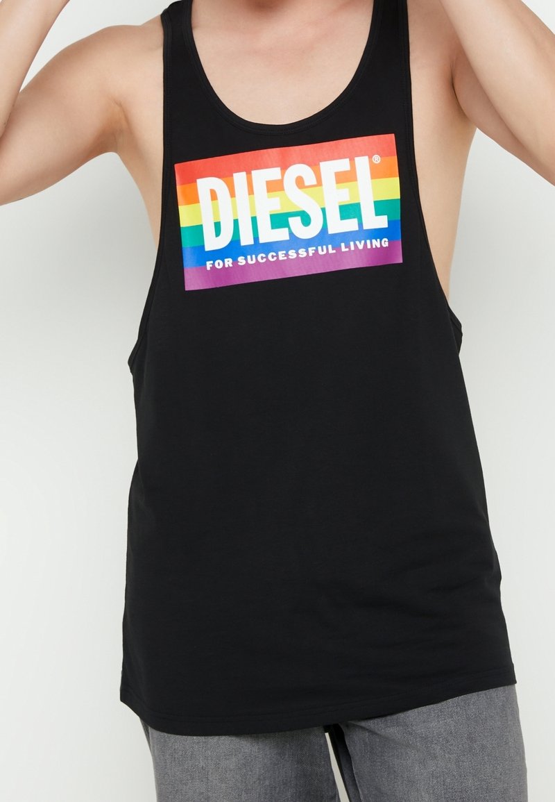 Svart bomullstopp utan ärmar med ett stort rektangulärt regnbågsgradientmönster och texten "DIESEL" och "FÖR FRAMGÅNGSRIKT LIV."