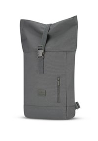 Sac à dos gris à rabat en tissu texturé, avec une sangle réglable, une poche zippée à l'avant et un patch logo sur le bas à l'avant.