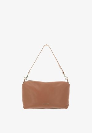 Sac à bandoulière en cuir marron avec une texture lisse, une forme arrondie et une sangle réglable. Comprend des ferrures argentées et un logo discret.