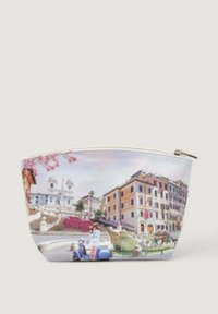 Pochette cosmetica in tessuto bianco con una stampa a colori di un paesaggio urbano che presenta edifici, un motorino e accenti floreali. Chiusura con zip nella parte superiore.