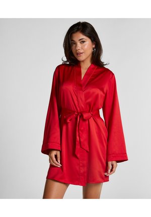 Roter Satin-Roben mit einer Taillenschnürung, ausgestattet mit einem Schalkragen und langen Ärmeln. Glatte Textur und knielanger Schnitt.