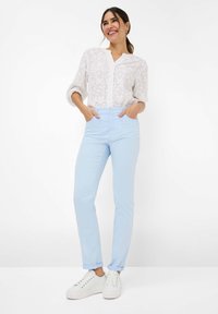 BRAX STYLE CAROLA - Stoffhose - bleu