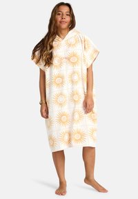 Poncho con capucha hecho de una tela suave, que presenta un patrón de estallido solar en amarillo claro sobre un fondo blanco, con un corte relajado y mangas cortas.
