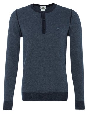 Langärmeliger dunkelblauer Henley-Pullover mit Knopfleiste, texturiertem Stoff, gerippten Bündchen und Saum, kleinem gesticktem Logo auf der Brust.