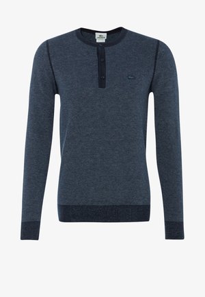 Langärmeliger dunkelblauer Henley-Pullover mit Knopfleiste, texturiertem Stoff, gerippten Bündchen und Saum, kleinem gesticktem Logo auf der Brust.