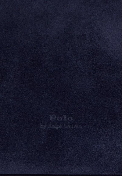 Námořnická modrá semivlněná tkanina s měkkou strukturou; poblíž spodní části se nachází jemné ražené logo "Polo by Ralph Lauren".