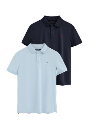 Due polo a maniche corte, una azzurro chiaro e una nera, ciascuna con un piccolo logo ricamato di golfista sul petto.
