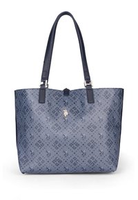 Sac fourre-tout bleu avec un tissu texturé, présentant un motif répétitif et un accent métallique. Deux poignées robustes pour le transport.