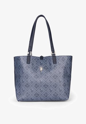 Blå tote bag med tekstureret stof, der har et gentaget mønster og en metallisk detalje. To robuste håndtag til bæring.