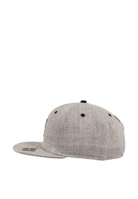 Grå stoff baseball caps med flat brem, seks ventilasjonsåpninger og et brunt lærmerke på siden. Teksturert overflate og avrundet bak.