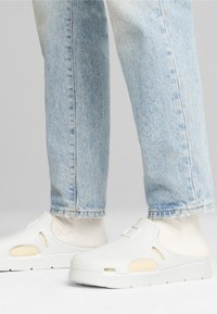 Puma SHIBUI - Natikače - warm white putty