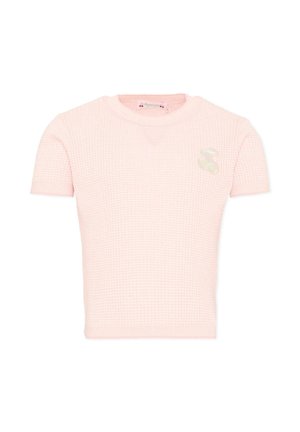 Top in maglia rosa chiaro a maniche corte con motivo strutturato e piccola toppa bianca a forma di ciliegia sul lato sinistro del petto.