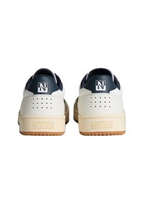 Sneakers bianchi in pelle con dettagli blu navy, dotati di perforazioni sul tallone e una suola in gomma beige. Logo stampato sul tallone.