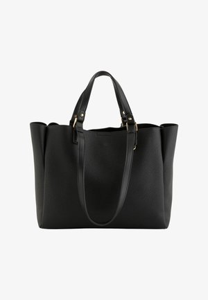 Bolso tote de cuero negro texturizado con doble asa y detalles de hebilla en tono dorado, parte superior abierta y forma rectangular estructurada.