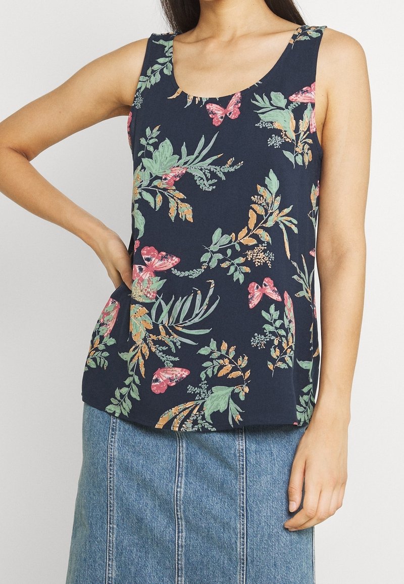 Canottiera blu navy con motivi floreali e farfalle in tonalità di rosa, verde e arancione. Vestibilità rilassata con scollatura a forma di U.