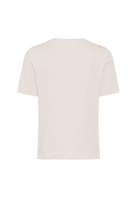 Maglietta a maniche corte di colore rosa pastello, realizzata in cotone, con un classico collo a giro e una texture liscia ed uniforme, priva di motivi o accenti.