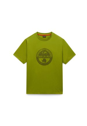 Πράσινο βαμβακερό μπλουζάκι με στρογγυλό γραφικό σχέδιο που περιλαμβάνει κυκλικό κείμενο και ένα μικρό εικονίδιο. Κοντά μανίκια και στρογγυλή λαιμόκοψη.