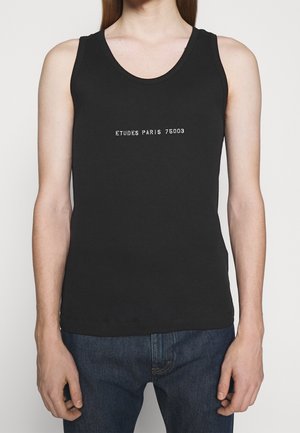 Zwart geribd tanktop met een ronde halslijn en een wit gedrukt logo met de tekst "ETUDES PARIS 75003" centraal op de borst.