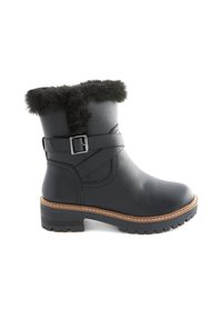 Bottine noire en cuir synthétique avec bord en fausse fourrure, accent en boucle, surface texturée et semelle épaisse et robuste.