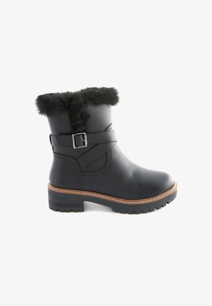 Stivaletto in pelle sintetica nera con bordo in pelliccia sintetica, dettaglio con fibbia, superficie texturizzata e suola spessa e resistente.