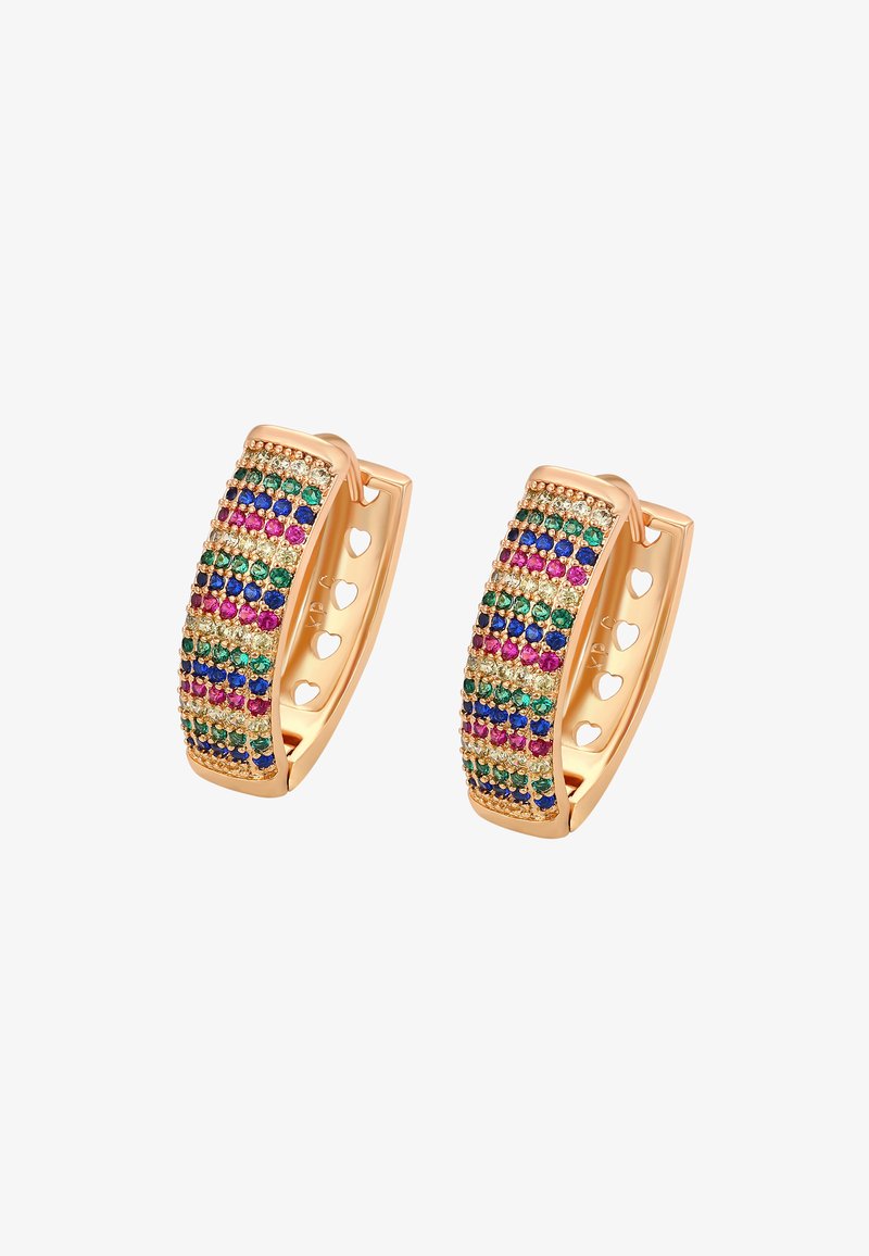 Orecchini a cerchio in oro rosa, con file di pietre preziose multicolori (verde, blu, rosa) e intagli a forma di cuore sui lati.