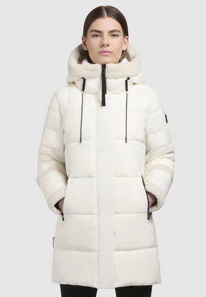 Weiße gesteppte Pufferjacke mit einer Kapuze aus Kunstfell, Frontreißverschluss, Kordelzügen und Seitentaschen. Weicher Stoff und hüftlanger Schnitt.