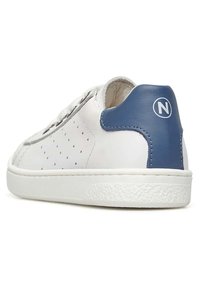 Sneaker bianca in pelle con accentuazione blu sul tallone, design laterale perforato, suola in gomma bianca piatta e chiusura con lacci rotondi.