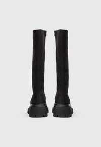 Knee-high must sueded saapad tekstuuriga viimistluse ja tummiste mustade kummitaldadega. Omab külgzipperit mugavaks jalga panemiseks.