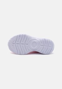 Semelle extérieure en caoutchouc blanc avec un motif en vagues et des accents circulaires. Texture lisse avec des rainures pour l'adhérence. Forme arrondie et design flexible.