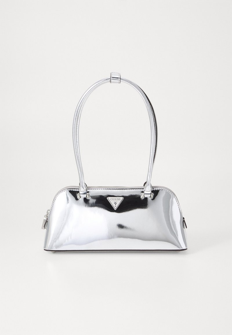 Petit sac à main métallique argenté avec doubles anses et plaque logo Guess centrée sur le devant, sur fond blanc.
