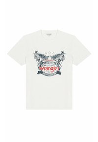 Bílá bavlněná tričko s grafickým designem obsahujícím červený a modrý text, hvězdy a prvky křídel, označené nápisem "Wrangler" ve vintage stylu.