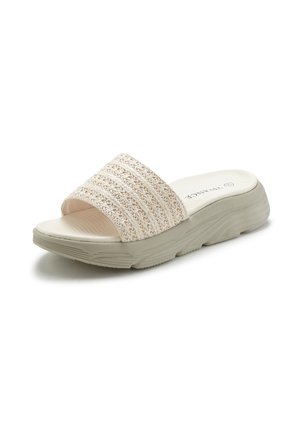 Beige Rutschsandale mit strukturiertem, gewebtem Riemen, konturiertem, gepolstertem Fußbett und Schlupfdesign auf weißem Hintergrund.