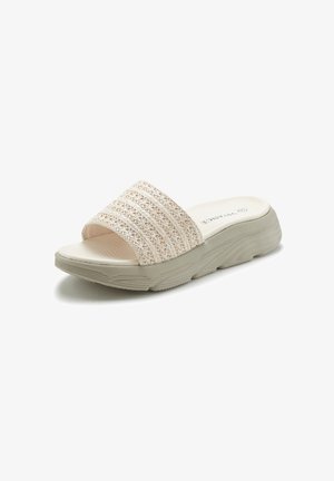 Beige Rutschsandale mit strukturiertem, gewebtem Riemen, konturiertem, gepolstertem Fußbett und Schlupfdesign auf weißem Hintergrund.