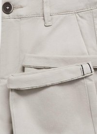 Lichtbeige katoenen broek met een brede tailleband met riemlus, een voorzak en contrasterende stikseldetails. Gladde textuur.