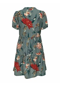Blumenkleid mit türkisfarbenem Hintergrund, roten und weißen Blumen, kurzen Puffärmeln, gestuftem Design und kragenlosem Ausschnitt.