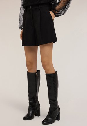VITA ALTA CON PIEGHE - Shorts - nero