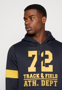 Brave Soul JAMMER - Sweat à capuche - navy/mustard