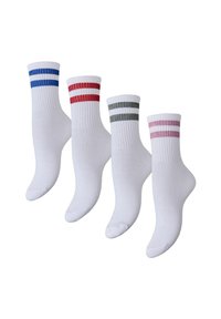 Quattro paia di calzini bianchi, ciascuno con due strisce orizzontali vicino al bordo in colori blu, rosso, grigio e rosa, esposti su forme per piedi.
