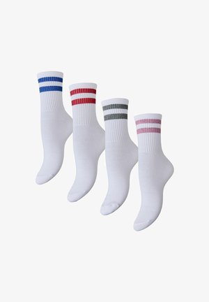 Vier witte crewsokken, elk met twee horizontale strepen in blauw, rood, grijs en roze dicht bij de boord, weergegeven op voetvormen.