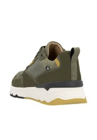 Sneaker verde oliva con una combinazione di materiali in suede e mesh, caratterizzati da una suola bianca ammortizzata e dettagli gialli sui lati e sul tallone.