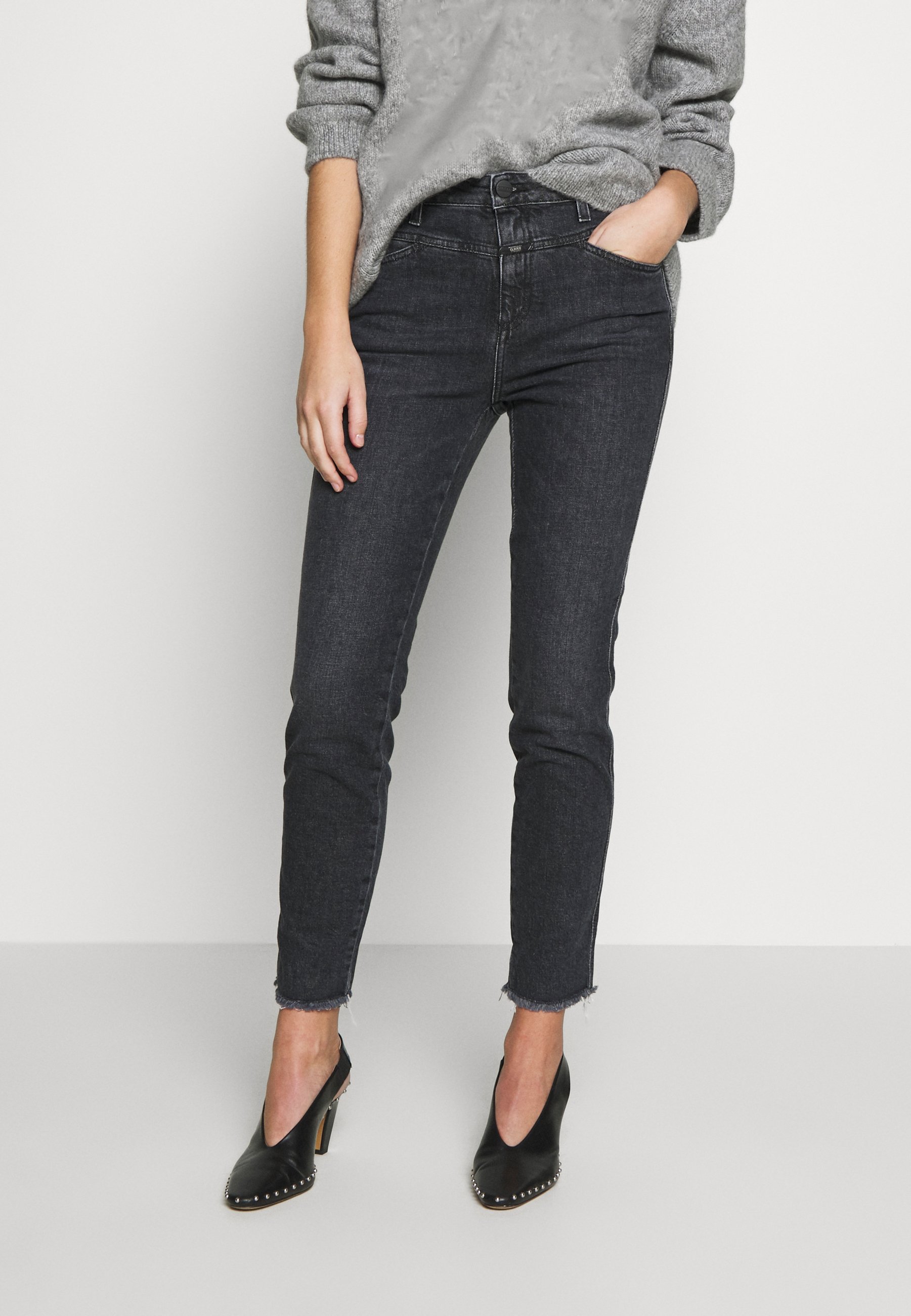 closed skinny pusher black