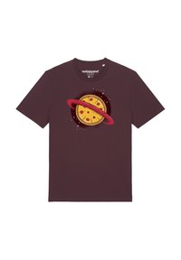 Bordeauxrotes T-Shirt mit einem Grafikdesign einer Pizza mit einem roten Ring, vor einem dunklen Hintergrund mit kleinen weißen Sternen. Glatter Baumwollstoff.